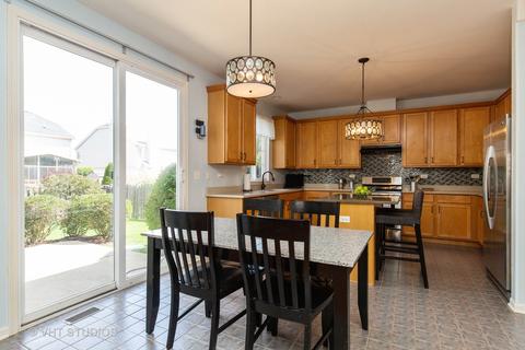 1658 Montclair Dr, Elgin, IL 60123 photo 4