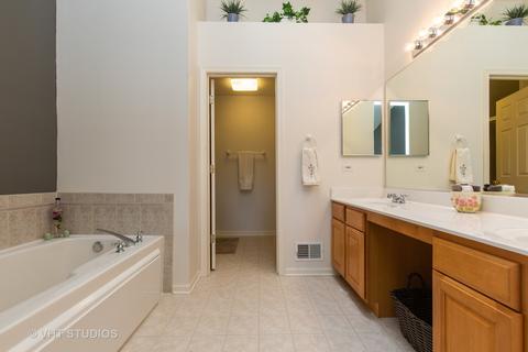 1658 Montclair Dr, Elgin, IL 60123 photo 13