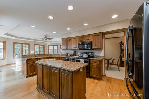 633 Brighton Dr, Wheaton, IL 60189 photo 2