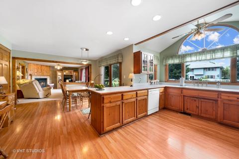 203 Deerhaven Dr, Minooka, IL 60447 photo 8