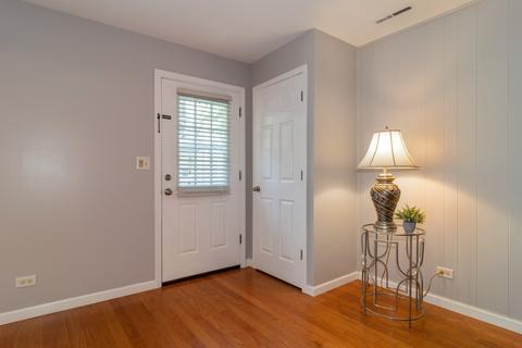 1682 Williamsburg Ct #E, Wheaton, IL 60189 photo 2