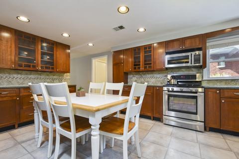 345 Olmsted Rd, Riverside, IL 60546 photo 3