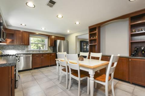 345 Olmsted Rd, Riverside, IL 60546 photo 2