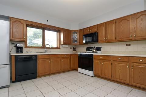 570 King Ln, Des Plaines, IL 60016 photo 11