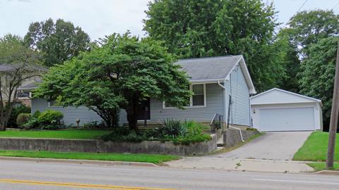 909 S Linden St, Normal, IL 61761 photo 2