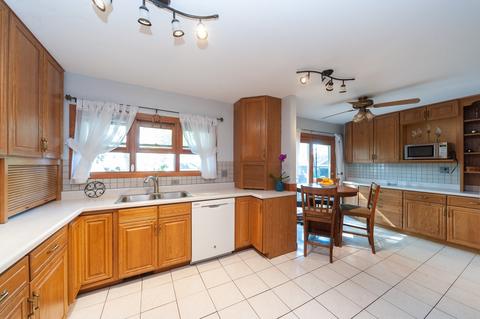 60 Redwood Trl, Wheeling, IL 60090 photo 4