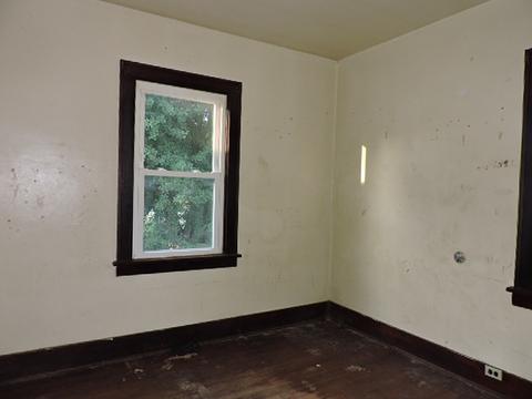 309 E Clay St, Clinton, IL 61727 photo 9
