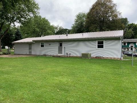 1747 N Ridge Dr, Freeport, IL 61032 photo 3