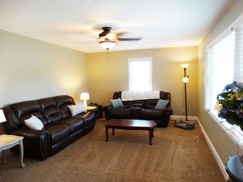 325 E 17th St, Lockport, IL 60441 photo 2