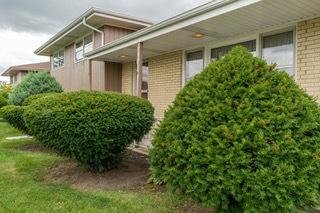 610 Springhill Dr, Roselle, IL 60172 photo 2