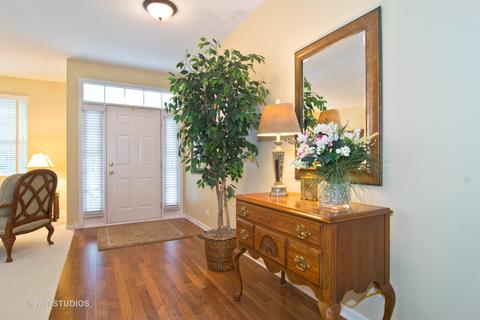 5852 Leeds Rd, Hoffman Estates, IL 60192 photo 2