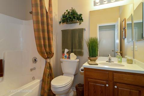 5852 Leeds Rd, Hoffman Estates, IL 60192 photo 11