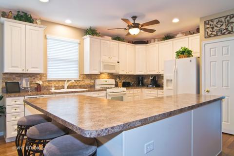 5852 Leeds Rd, Hoffman Estates, IL 60192 photo 4