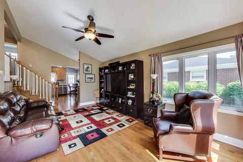 620 N Pine St, Mount Prospect, IL 60056 photo 2