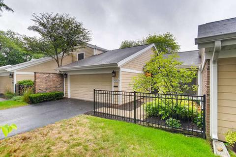 2092 Creekside Dr, Wheaton, IL 60189 photo 2