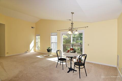 625 Cobblestone Ct, Elgin, IL 60120 photo 4