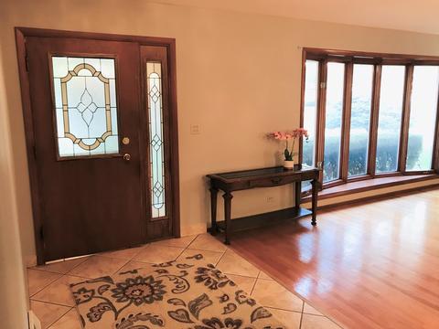 1810 E Aztec Ln, Mount Prospect, IL 60056 photo 2