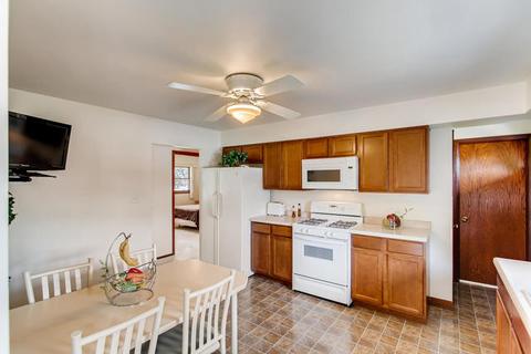 300 Pinecroft Dr, Roselle, IL 60172 photo 9