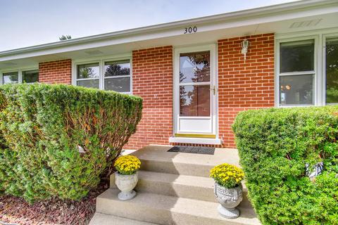 300 Pinecroft Dr, Roselle, IL 60172 photo 3