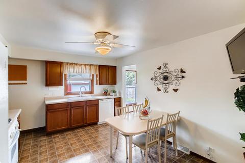 300 Pinecroft Dr, Roselle, IL 60172 photo 11