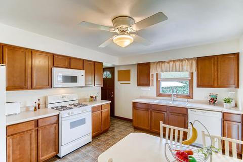 300 Pinecroft Dr, Roselle, IL 60172 photo 12