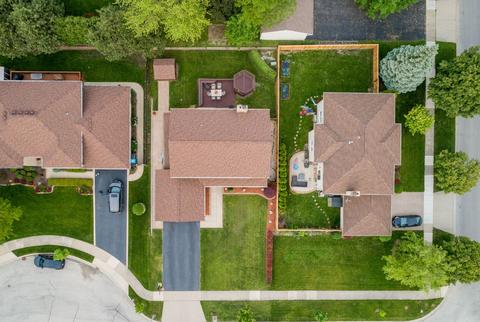 303 Eric Ct, Mount Prospect, IL 60056 photo 2