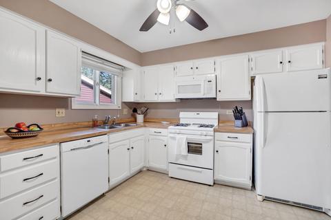 665 Devonshire Ln, Wheaton, IL 60189 photo 3