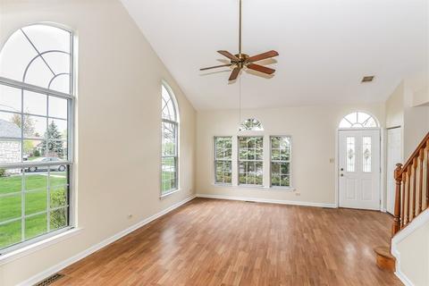 573 Eastwick Ln, Bartlett, IL 60103 photo 3