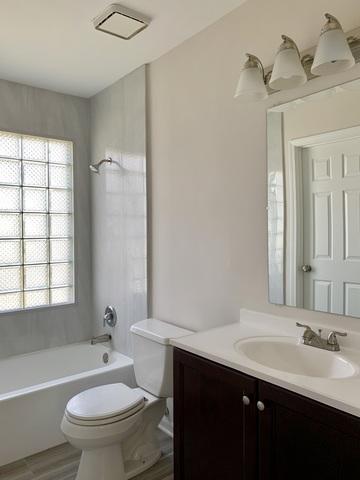 1045 John Dr, Hoffman Estates, IL 60169 photo 8