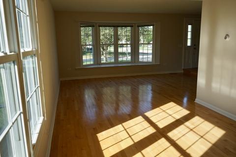 1045 John Dr, Hoffman Estates, IL 60169 photo 4