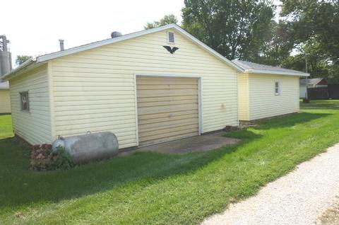 300 Water St, Weldon, IL 61882 photo 40