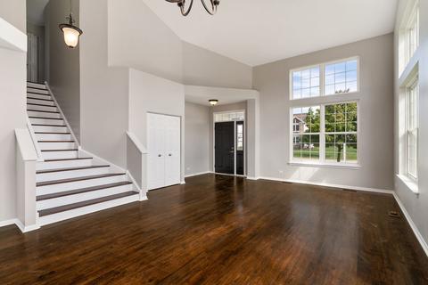 1685 Montclair Dr, Elgin, IL 60123 photo 2