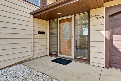 1320 Devonshire Ln, Hoffman Estates, IL 60169 photo 2