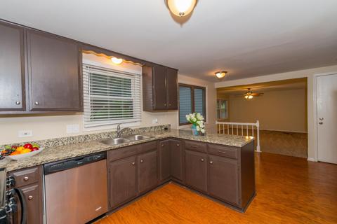 590 Yellowstone Dr, Elgin, IL 60123 photo 5