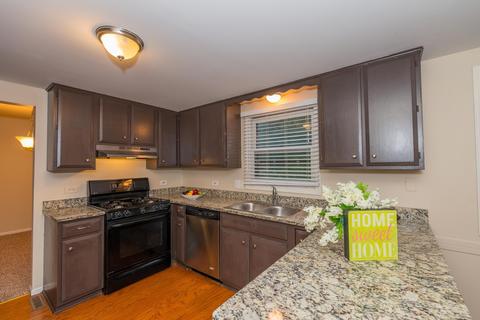 590 Yellowstone Dr, Elgin, IL 60123 photo 4