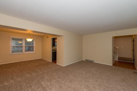 590 Yellowstone Dr, Elgin, IL 60123 photo 2