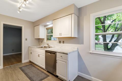 1302 E Oakland Ave, Bloomington, IL 61701 photo 2