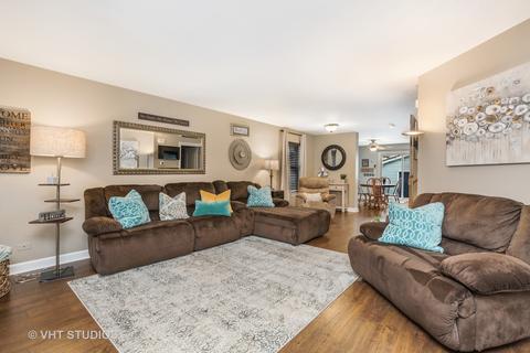 2056 Grayhawk Dr, Aurora, IL 60503 photo 2