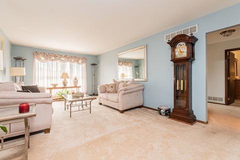 1574 Brookside Dr, Hoffman Estates, IL 60169 photo 3