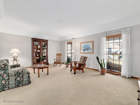 1402 Glencoe St, Wheaton, IL 60187 photo 4
