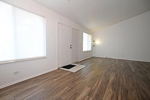 676 Circle Dr, Roselle, IL 60172 photo 2