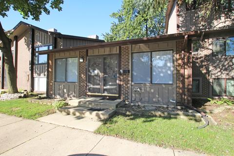 676 Circle Dr, Roselle, IL 60172 photo 1