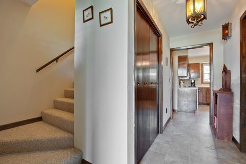 1021 Hooks Ln, Mchenry, IL 60050 photo 4