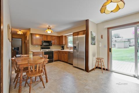 1021 Hooks Ln, Mchenry, IL 60050 photo 5