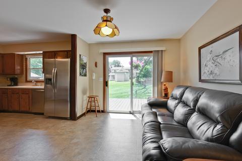 1021 Hooks Ln, Mchenry, IL 60050 photo 8