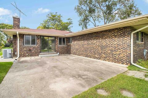 3220 Brookmeade Dr, Rolling Meadows, IL 60008 photo 2