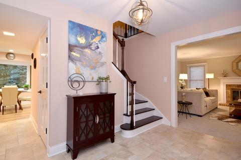 3900 Bordeaux Dr, Hoffman Estates, IL 60192 photo 4