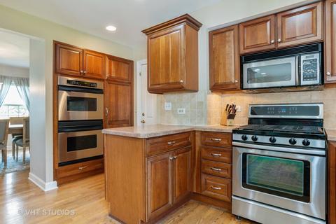 1160 S Appletree Ln, Bartlett, IL 60103 photo 5