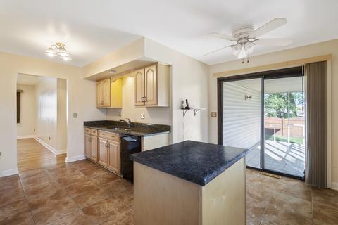 19 Devonshire Cir, Elgin, IL 60123 photo 10