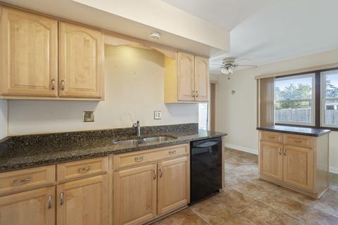 19 Devonshire Cir, Elgin, IL 60123 photo 9